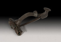 ROMA. Imperio Romano. Fíbula cruciforme (II-IV d.C.). Bronce. Longitud 6,5 cm.