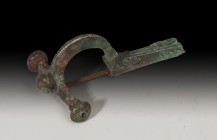 ROMA. Imperio Romano. Fíbula cruciforme (IV d.C.). Bronce. Longitud 8,0 cm.