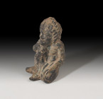ROMA. Imperio Romano. Figura masculina sedente (II-IV d.C.). Bronce. Altura 5,2 cm.