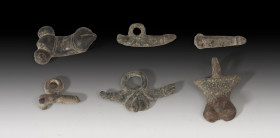 ROMA. Imperio Romano. Lote de seis amuletos fálicos (I-II d.C.). Bronce. Cuatro con arandela. Longitud 2,3-4,4 cm.