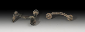 ROMA. Imperio Romano. Lote de dos pasadores de bocado de caballo (I-II d.C.). Bronce. Altura 4,5 y 5,2 cm.