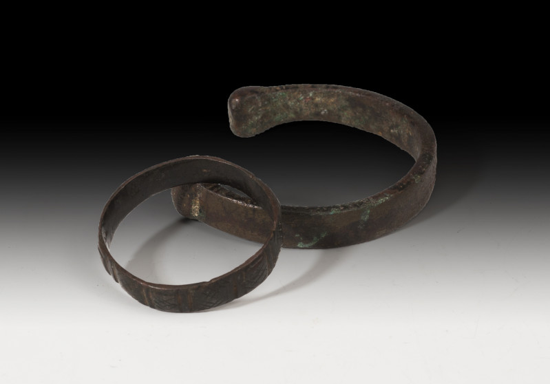 ROMA. Imperio Romano. Lote de dos brazaletas o pulseras (I-II d.C.). Bronce. Uno...