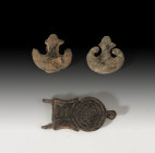 ROMA y PERÍODO VISIGODO. Lote de dos botones dobles y una hebilla (III d.C. y VII-VIII d.C.). Dos con forma de pelta o flor de lis y hebilla liriforme...