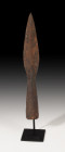 EDAD MEDIA. Punta de lanza (XII-XIV d.C.). Hierro. Longitud 23,9 cm. No incluye soporte.