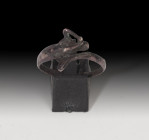 EDAD MODERNA-CONTEMPORÁNEA. Anillo (XVII-XIX d.C.). Bronce. Con representación de sirena. Diámetro interior 17 mm. No incluye soporte.