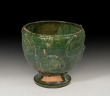 CHINA. Dinastía Yuan-Ming. Vasija (Finales XIV-XV d.C.). Cerámica vidriada verde. Con decoración floral en cuerpo. Altura 24,6 cm. Diámetro 24,5 cm....