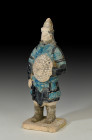 CHINA. Figura de músico (Dinastía Ming, 1500-1600 d.C.). Terracota policromada y vidriada. Altura 24,7 cm.