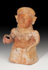 PREHISPÁNICO. Cultura Maya. Figura masculina (600-900 d.C.). Cerámica. Altura 26,9 cm. Restaurado / pegado.