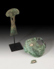 PREHISPÁNICO. Cultura Vicús y Cultura Chimú. Lote de dos objetos (0-500 d.C. y 900-1400 d.C.). Bronce. Máscara antropomorfa y Tumi o cuchillo ceremoni...