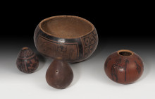 PREHISPÁNICO. Cultura Inca. Lote de cuatro recipientes (1470-1535 d.C.). Piel de calabaza seca. Altura 4,1-6,4 cm. Diámetro 1,0-11,2 cm. Alguna pegada...