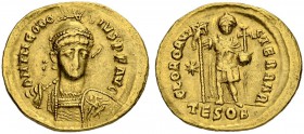 Theodosius II, 402-450. Solidus 424/430, Thessalonica. Obv. D N THEODO SIVS P F AVG Helmeted, cuirassed bust facing, head turned slightly to r. Spear ...
