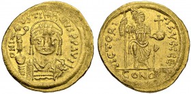 Justinus II, 565-578. Solidus 567/578, Constantinopolis. Officina Є. D N I - VSTI - NVS P P AVI Helmeted, cuirassed bust facing, globus with Victory i...