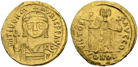 Mauricius Tiberius, 582-602. Solidus 582/583, Constantinopolis. Officina Θ. Helmeted, draped and cuirassed bust facing, holding globus cruciger in r. ...