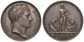Medaglia 1805 Presa di Vienna - D/ Testa laureata di Napoleone a dx - R/ Napoleone in piedi, nelle sembianze di Ercole, tra due donne turrite che gli ...