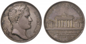 Medaglia 1806 Ingresso di Napoleone a Berlino - D/ Busto laureato di Napoleone a dx - R/ In alto: PORTE DE BRANDEBOURG. Nel campo: vista della celebre...