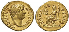 Adriano (117-138) Aureo - Testa a d. - R/ ROMA AETERNA, Roma seduta a s. con le teste del Sole e della Luna - RIC 263 AU (g 7,18) Colpetto al ciglio d...