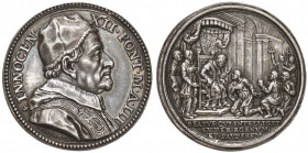 Innocenzo XII (1691-1700) Medaglia A. III - Opus: Hamerani - Bart. 693 per il R/ abbinato ad un D/ con A. II AG (g 22,24) RRR Colpetti al bordo, graff...