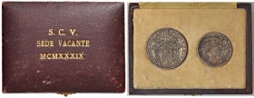 Sede Vacante (1939) 10 e 5 Lire 1939 - Nomisma 933 AG Lotto di due monete in astuccio d’epoca con la scritta “S. C. V. SEDE VACANTE MCMXXXIX”. Minimi ...