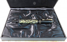 MONTBLANC Penna stilografica - Modello Oscar Wilde (1994) - Pennino M in oro 18 kt - Una firma incisa decora il cappuccio in lacca. In scatola non com...