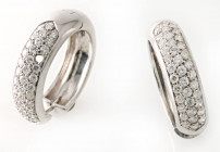 Orecchini a cerchio in oro bianco 750/1000 con 3 file di diamanti taglio brillante nella parte anteriore incassato a pavè (1 diamante mancante) - Ct. ...