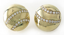 Orecchini a bottone bombato in oro giallo 750/1000 con 2 file di diamanti taglio brillante incassati a pavè. Ct. 1,55 c.a - Diametro cm 2,35 - g 19,81...