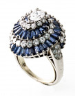 Anello zaffiri e diamanti anni 60 in platino con zaffiri taglio trapezio e diamanti taglio brillante montato finemente a filo e formato da 2 spirali c...