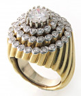 Anello con diamante centrale in oro giallo 750/1000 a cupola con diamante taglio brillante centrale da ct. 1,50 c.a ed evidenti segni sulla cintura, c...