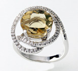 Anello quarzo giallo Anello in oro bianco 750/1000 con quarzo citrino rotondo taglio briolè di ct. 1,41 contornato da diamanti di complessivi ct. 0,41...