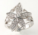 Anello a fiore Anello in oro bianco 750/1000 a forma di fiore con diamanti di complessivi ct. 0,41. Certificato dal negoziante. Gr. 8,80