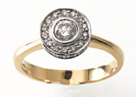Solitario bicolore Anello in oro bianco e giallo 750/1000 tipo solitario con contorno di diamanti sul castone di complessivi ct. 0,78. Certificato Pol...