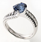 Anello con zaffiro e diamanti Anello in oro bianco 750/1000 con zaffiro taglio ovale di ct. 1,85 e diamanti bianchi e neri di complessivi ct. 0,73. Ce...
