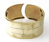 Bracciale piatto in oro giallo 750/1000 con chiusura a scatto fatto a mano, con due mezze lune di diamanti taglio brillante nella parte superiore inca...