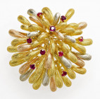 Spilla in oro 3 colori formata da gocce in oro bianco, giallo e rosso 750/1000 con 9 rubini naturali a disposizione asimmetrica Ct. 0,50 c.a - Cm. 4,1...