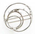 Spilla in oro bianco 750/1000 formata da quattro cerchi saldati assieme e diamanti incassati singolarmente a griff con disposizione irregolare - Ct. 0...