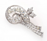 Spilla art decò Spilla in platino con 6 diamanti centrali taglio vecchia Europa di complessivi ct.5,50 circa, contornati da diamanti taglio huit-huit ...