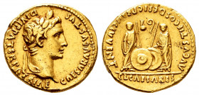 Augustus. Aureus. 2 BC - AD 12. Lugdunum. (Ric-206). (Bmcre-515). (Cal-176). Anv.: CAESAR AVGVSTVS DIVI F PATER PATRIAE, laureate head right. Rev.: AV...