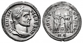 Galerius Maximian. Argenteus. 293-305 AD. Heraclea. (Ric-4). Anv.: MAXIMIANVS CAESAR. Laureate head right. Rev.: VIRTVS MILITVM / H Є. The Tetrarchs s...
