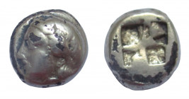 EL Hekte fourré
Ionia. Phokaia, c. 478-387 BC, Head of Dionysos left, wearing ivy wreath / Quadripartite incuse square
10 mm, 2,35 g
Bodenstedt 89