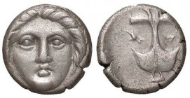 GRECHE - TRACIA - Apollonia Pontica - Obolo - Testa di Apollo di fronte /R Ancora, nel campo gambero e lettera A S. Cop. 461 (AG g. 1,3)
qSPL