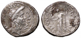 ROMANE IMPERIALI - Giulio Cesare († 44 a.C.) - Denario - Testa di Giulio Cesare a d. /R Venere stante a s. con Vittoria e scettro appoggiato ad una st...