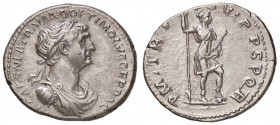 ROMANE IMPERIALI - Traiano (98-117) - Denario - Busto laureato e drappeggiato a d. /R Il Valore stante a d. con lancia e parazonium posa un piede su u...