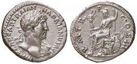 ROMANE IMPERIALI - Adriano (117-138) - Denario - Busto laureato, drappeggiato e corazzato a d. /R Roma seduta a s. su una corazza con Vittoria e lanci...