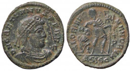 ROMANE IMPERIALI - Graziano (367-383) - AE 3 (Siscia) - Busto diademato e drappeggiato a d. /R L'Imperatore andante a d. trascinando un prigioniero pe...