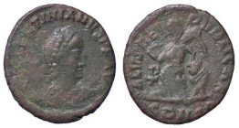 ROMANE IMPERIALI - Valentiniano II (375-392) - AE 4 - Busto diademato e drappeggiato a d. /R La Vittoria andante a s. con un trofeo e trascina un prig...