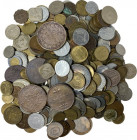 Lotto di trecentosessanta (360) monete del mondo di varie epoche e metalli. AG, AL, NI, AE. Interessante lotto da vagliare.