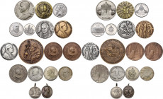 Lotto multiplo di 17 medaglie, composto da: - Medaglia (1) Padre Pio. AG 925. Scatolina originale. - Medaglia (1) Anno Santo 2000. AG 925. Scatolina o...