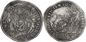 Roma. Gregorio XIII (1572-1585), Ugo Boncompagni. Testone. CNI 426; M. 74; Berm. 1173. AG. 9.18 g. 31.00 mm. R. qBB.