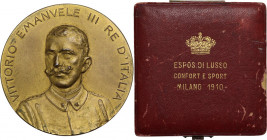 Vittorio Emanuele III (1900-1943). Medaglia 1910 per l'Esposizione di Lusso-Confort e Sport tenutasi a Milano. AE dorato. 60.50 mm. In scatolina origi...