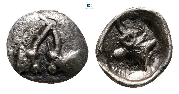 Caria. Uncertain mint circa 450-400 BC. 
Tetartemorion AR

6 mm, 0,17 g


...