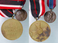 Medaglie. Germania e Italia, coppia di medaglie con nastrino (medaglia 1939 e Volontari di guerra). BB-SPL